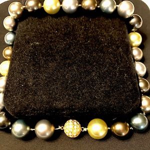 Colors Pearl necklace